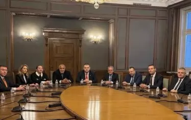  Борисов е човекът, който е в ляво от централния образ на снимката.