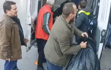 Протестиращите направиха бърза колона и разтовариха за нула време буса с торбите боклук...