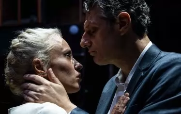  Радина Кърджилова и Велислав Павлов като Медея и Язон в постановката на Деклан Донелан.