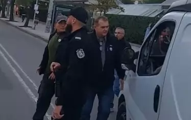 ... след това бусът бе спрян от полицейски патрул за проверка на документите....