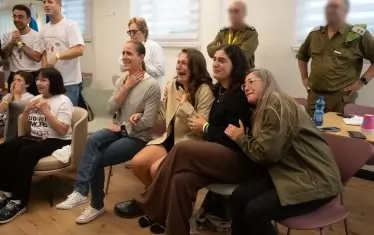  Семействата на заложниците наблюдават освобождаването