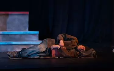  Картоните, на които спи героят на Вергов, са повод за първия конфликт в спектакъла.