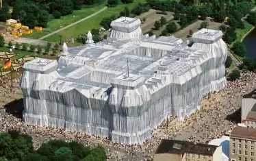  През 1995 г. емблематичната сграда е покрита с тонове сребриста материя.