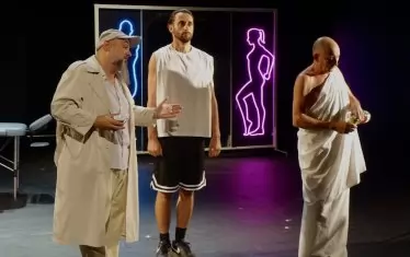  Глумчев се прави на удобния глупк пред силните на деня.