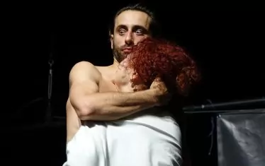  Глумчев на Станислав Кондов: ярко и изразително комедийно превъплъщение.