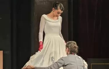  Младата Анета Иванова и Бойка Велкова в сцена от спектакъла.