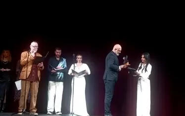  Директорът на Народния театър Васил Василев прие отличията в Ниш.