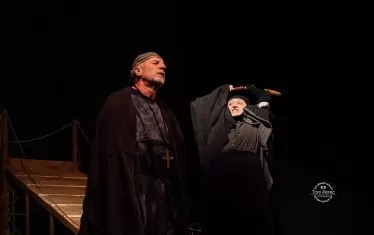 Силно представяне на Кольо Стайков като поп Алигорко и Даниела Викторова, баба Сребра.