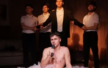  Сцена от "Кой уби баща ми" на театър "Метрополис" от Букурещ. 