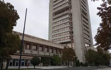 Сградата на общината, за която текат битките - мастодонт, отдавна нуждаещ се от по-добър вид.