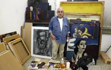 Художникът в ателието си.