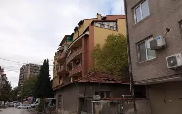 Още от града - продънен покрив до сравнително нова кооперация.