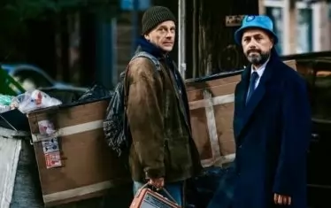  Героите се борят за оцеляване в живописните и опасни улици на милионния град. 