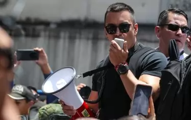 Протестиращи замеряха с камъни президента на Еквадор