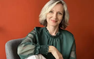  Караджова изследва женската красота във всичките й превъплъщения.