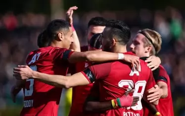  Йоанис Питас (№28) се прегръща със съотборниците си, след като току-що е отбелязал оказалия се победен гол за ЦСКА в гостуването срещу "Добруджа".