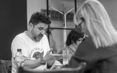 Асен Блатечки се връща в Младежкия, за да търси любовта с "Необвързани"