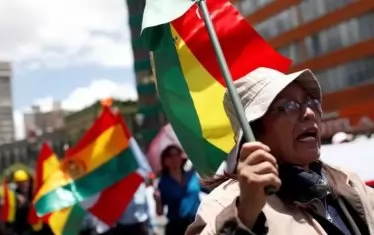 Боливия избира президент между двама десни кандидати 