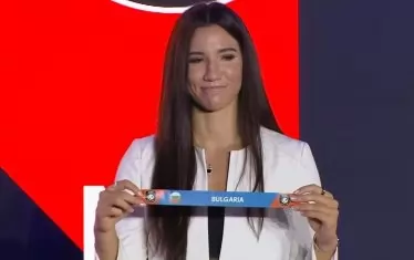 Чешкият център Магдалена Йехлажова показва листчето с името на България по време на жребия при дамите.