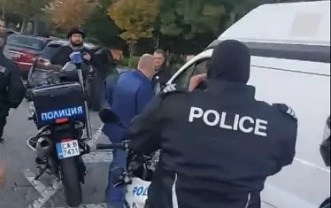 .... а минутка по-късно бе застигнат и отново спрян от моторизирани спецполицаи за проверка на товара.