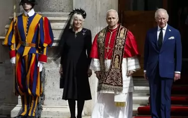 Британски монарх се моли с папата във Ватикана след 5 века прекъсване