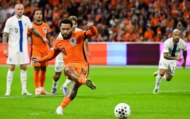Мемфис Депай бележи от дузпа третия гол при победата на Нидерландия с 4:0 над Финландия в Амстердам.