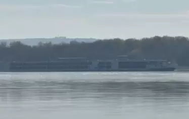 Кораб с над 230 души заседна в Дунав край България