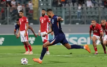 Футболистът на "Ливърпул" Коди Гакпо бележи втората си дузпа при победата на Нидерландия в Малта.