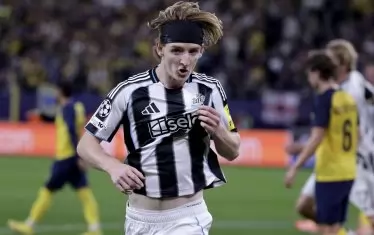 Антъни Гордън целува емблемата на "Нюкасъл", след като е отбелязал първата от двете си дузпи при победата с 4:0 в гостуването срещу " Юнион Сен Жилоа".