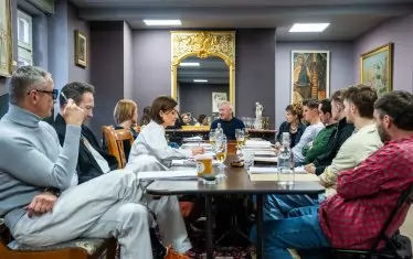  Актьорският екип се запознава с текста на пиесата в превод на Русанка Ляпова.