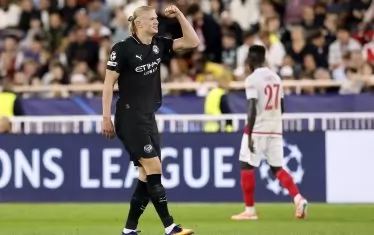 Норвежецът Ерлинг Холанд е вдигнал юмрук след втория си гол за "Манчестър С" срещу "Монако" и негов 52-ри в 50 мача от Шампионската лига.