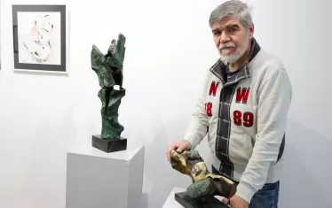 Христо Харалампиев показва двете страни на медала в скулптурата
