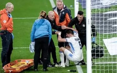 Защитникът на "Лудогорец" Идан Нахмиас (в бял екип) получава медицинска помощ преди да напусне принудително в мача срещу Норвегия, в който той си вкара автогол преди смяната си.