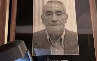 Плакетът с образа на Димитър Каров, който ще виси на стената на славата във волейболния музей в Холиоук.