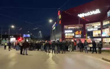 Затварянето на тунела предизвика недолоство на хора от квартала, които се опитват да се приберат.