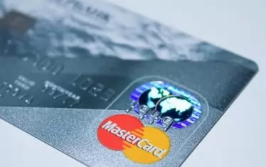Mastercard маха номерата от картите си