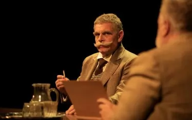  Юлиан Вергов в "Народът на Вазов" е в образа на Патриарха на българската литература.