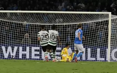 Преотстъпеният от "Манчестър Юн" в "Наполи" Расмус Хьойлунд (вдясно) открива резултата за неаполитанците срещу гостуващия тим на "Спортинг" (Лисабон) и това бе първият от двата гола на датчанина в мача.