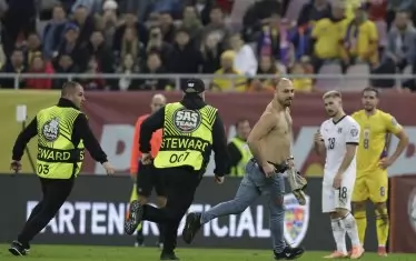 Румънската футболна федерация отново ще трябва да плати сериозна глоба от УЕФА заради феновете си, след като ултрас нахлу на терена по време на домакинството срещу Австрия, спечелено драматично с 1:0.