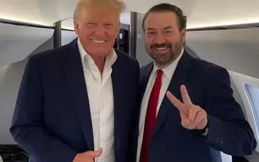  Бърнович демонстрира близките си контакти с американския президент Доналд Тръмп