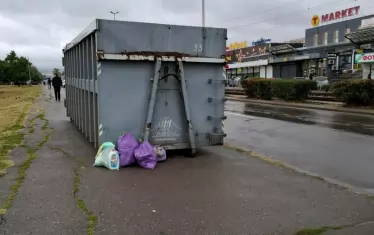 Новите големи контейнери в "Люлин". На едната стена има стълбичка. 