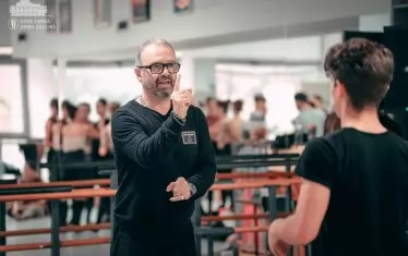  Джеймс Съдърланд по време на репетиция с балета.