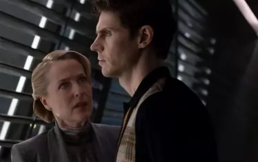 Джилиан Андерсън в единствения намек за актьорска игра. До нея е Ивън Питърс.