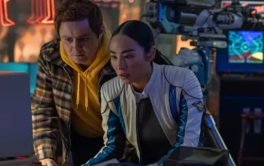 Грета Лий можеше да избере и по-добър сценарий за мейнстрийм дебюта си.