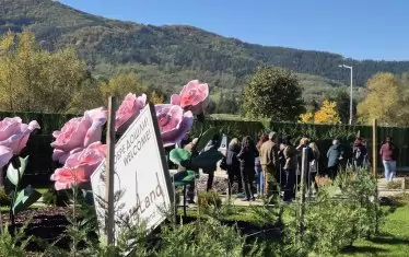 Символът на България - маслодайната роза, посреща посетителите.