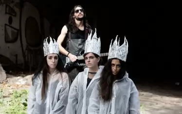  Явор Намлиев свири на живо в представлението.