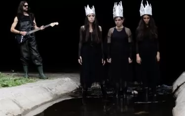  Явор Намлиев свири на живо в представлението.