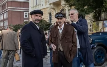 Актьорите и режисьорът в началото на снимките.