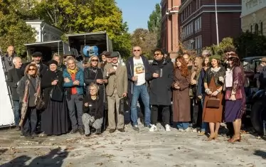 Екипът празнува първата клапа.