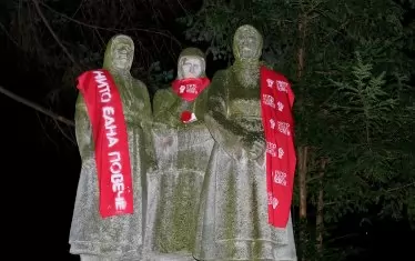  Десетки статуи в София днес са с протестни червени ленти или кърпи.